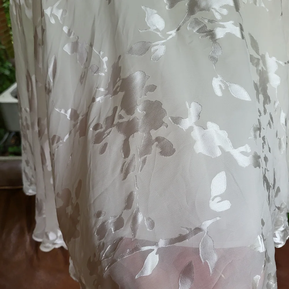 Elegant White Floral Strapless Dress - Picture 5 of 7